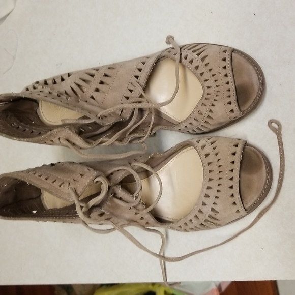 Vince Camuto Tarita laser cut sandal heels - Picture 2 of 8